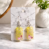 YELLOW RESIN EARRING WITH PINK BUTTERFLY