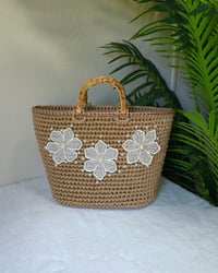 Image 1 of Bolso Tejido con flores beige bordadas