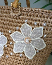 Image 2 of Bolso Tejido con flores beige bordadas