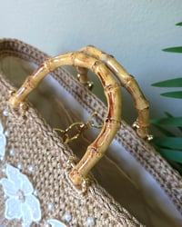 Image 3 of Bolso Tejido con flores beige bordadas