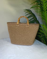Image 4 of Bolso Tejido con flores beige bordadas