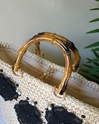 Image 3 of Bolso Tejido con flores negras bordadas