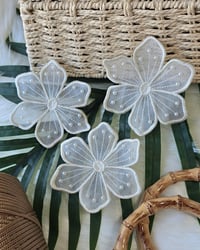 Image 3 of Aplique de Flor – Diseño de Bordado Digital