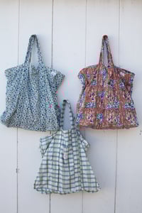 Image 1 of Travel Bag Spring