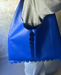 Image 5 of vsakodneva torba ROJALNO MODRA// daily shopper ROYAL BLUE