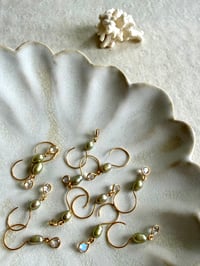 Image 3 of Mono boucle perlée