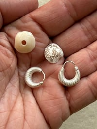 Image 3 of Boucles gravées argentées 