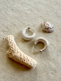 Image 4 of Boucles gravées argentées 