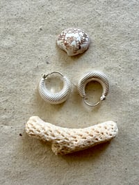 Image 1 of Boucles gravées argentées 