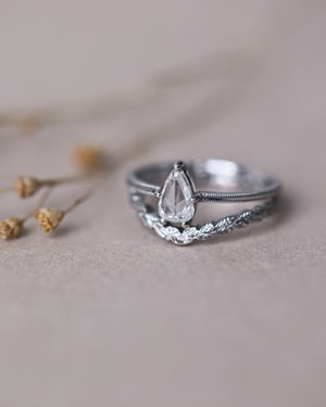 Image of  *SALE - was £3300* Platinum pear shaped white diamond ring (IOW152)