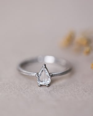 Image of  *SALE - was £3300* Platinum pear shaped white diamond ring (IOW152)