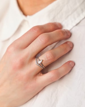 Image of  *SALE - was £3300* Platinum pear shaped white diamond ring (IOW152)