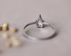 Image of  *SALE - was £3300* Platinum pear shaped white diamond ring (IOW152)