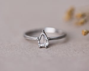 Image of  *SALE - was £3300* Platinum pear shaped white diamond ring (IOW152)