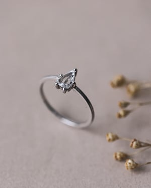 Image of  *SALE - was £3300* Platinum pear shaped white diamond ring (IOW152)