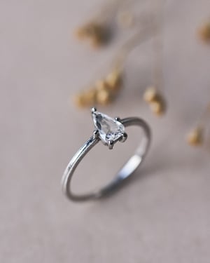 Image of  *SALE - was £3300* Platinum pear shaped white diamond ring (IOW152)