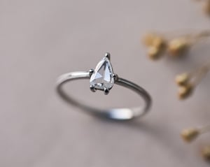 Image of  *SALE - was £3300* Platinum pear shaped white diamond ring (IOW152)