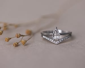 Image of  *SALE - was £3300* Platinum pear shaped white diamond ring (IOW152)