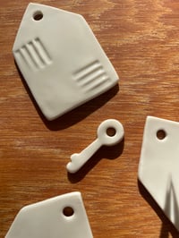 Image 1 of La clé - Collabs habitées Dinette Atelier x Maison Conquête