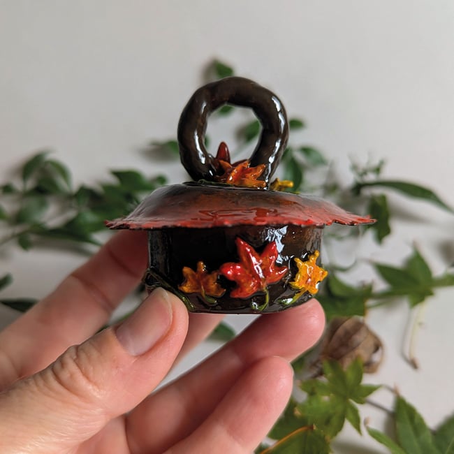 Maple Leaves Pot