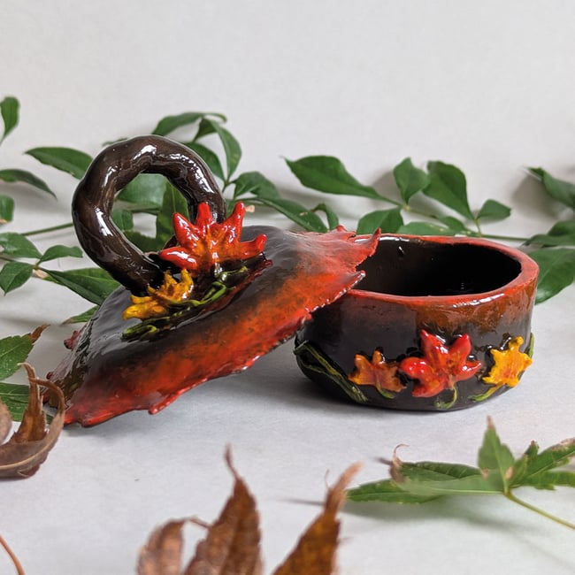 Maple Leaves Pot