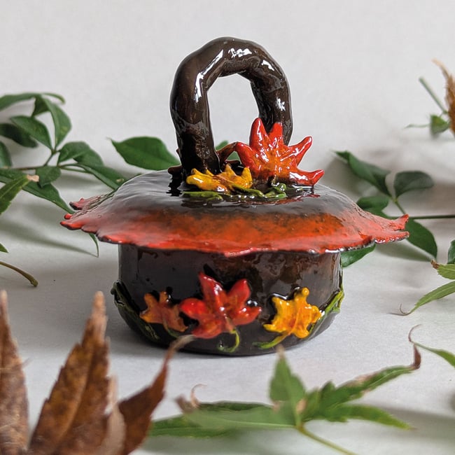 Maple Leaves Pot