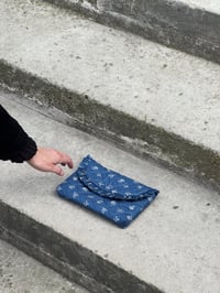 Image 4 of Lille clutch med flæse 001