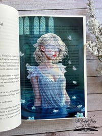 Image 2 of "Рицарят и Нощната пеперуда" - принт / овърлей / книг-л