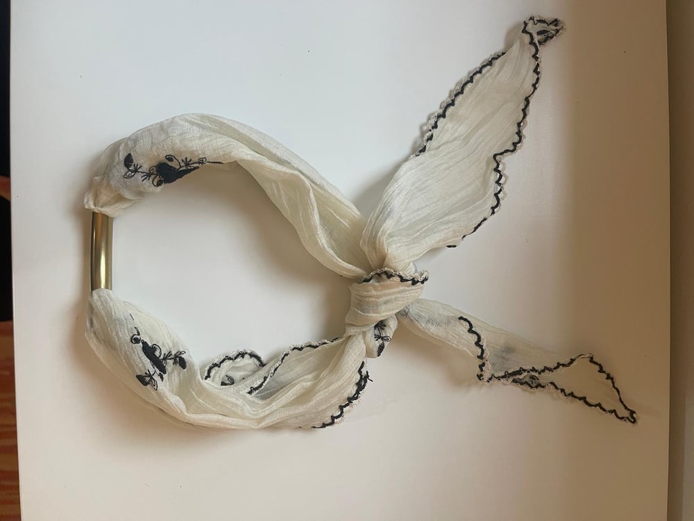 Image of Lenço Branco Bordado