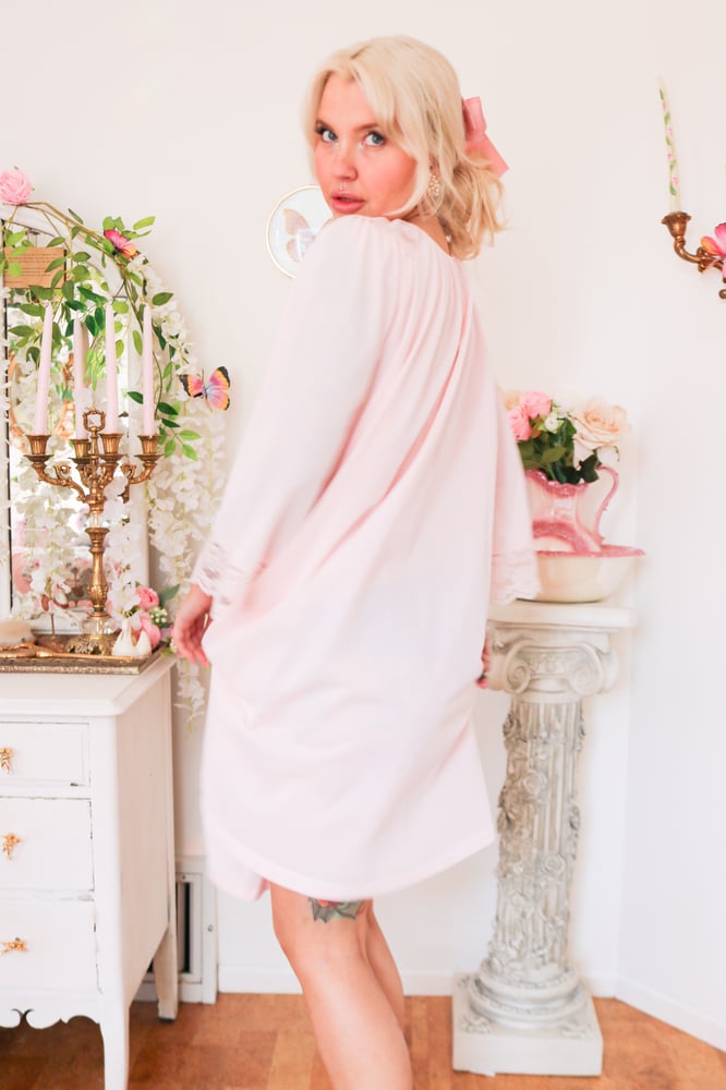 Image of Vintage 1970s Gilead Pastel Pink Button Up House Robe (Medium)