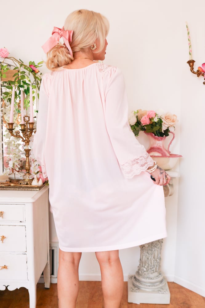 Image of Vintage 1970s Gilead Pastel Pink Button Up House Robe (Medium)