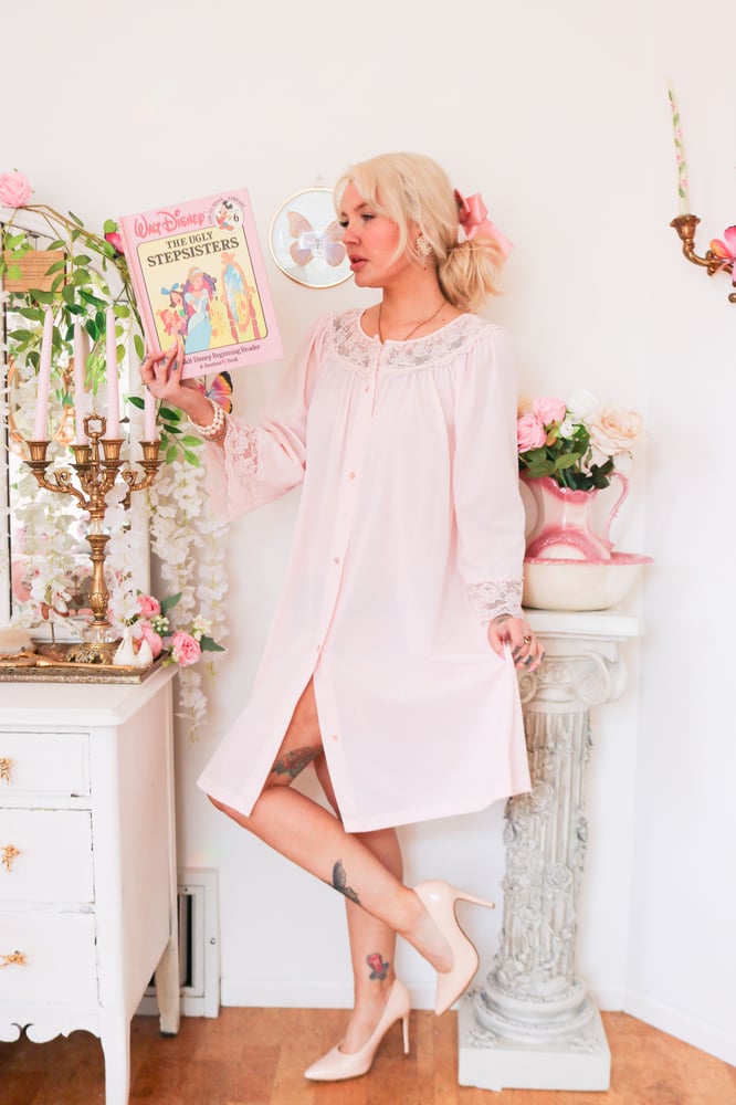 Image of Vintage 1970s Gilead Pastel Pink Button Up House Robe (Medium)