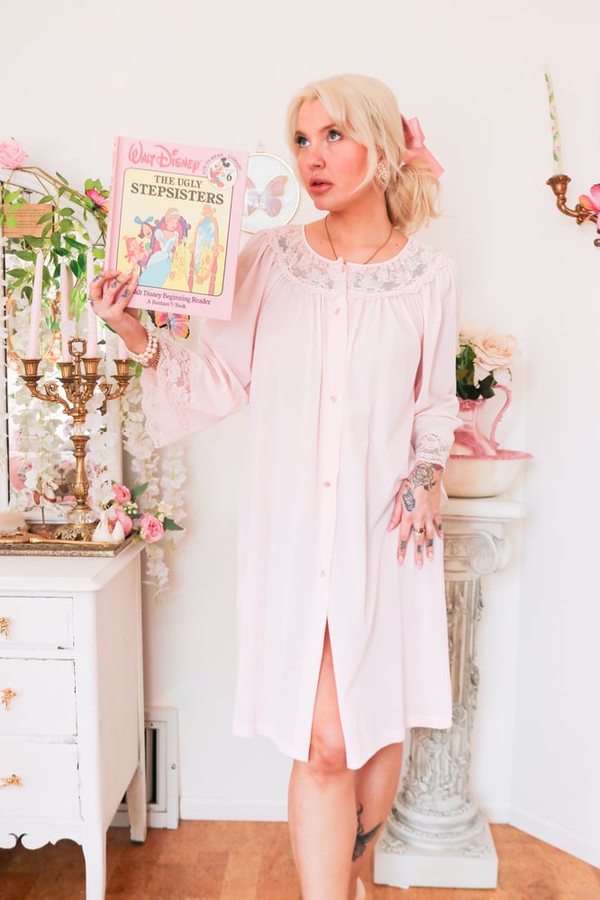 Image of Vintage 1970s Gilead Pastel Pink Button Up House Robe (Medium)