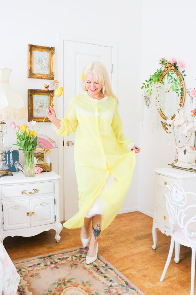 Image of Vintage 1960s Sunshine Yellow Peignoir With Floral Lace (Large)