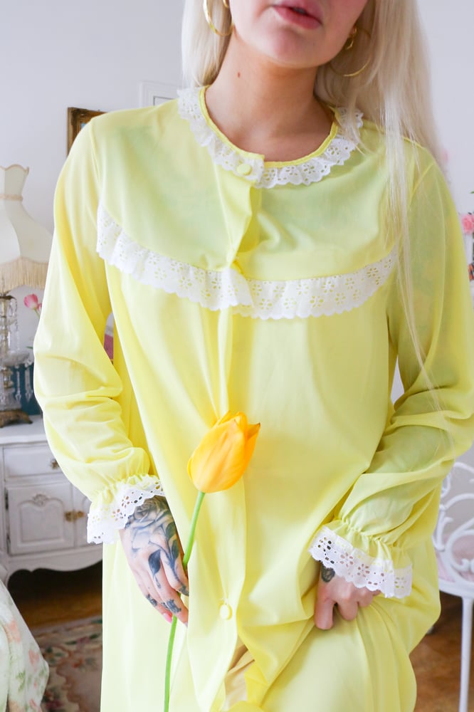 Image of Vintage 1960s Sunshine Yellow Peignoir With Floral Lace (Large)
