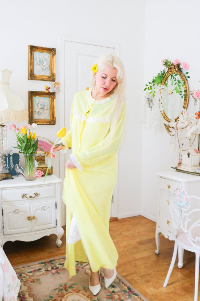 Image of Vintage 1960s Sunshine Yellow Peignoir With Floral Lace (Large)