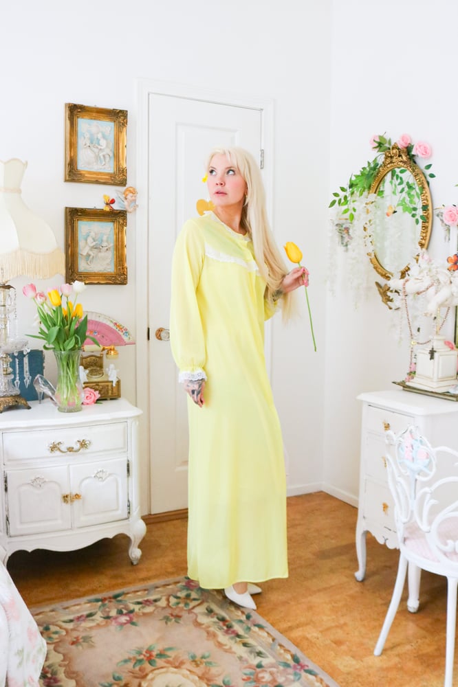 Image of Vintage 1960s Sunshine Yellow Peignoir With Floral Lace (Large)
