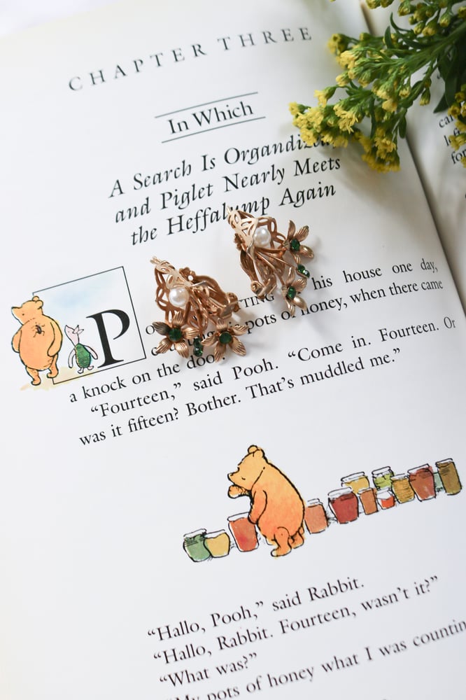 Image of Vintage Gold Toned Floral Bouquet Clip-on Earrings with Emerald Rhinestones