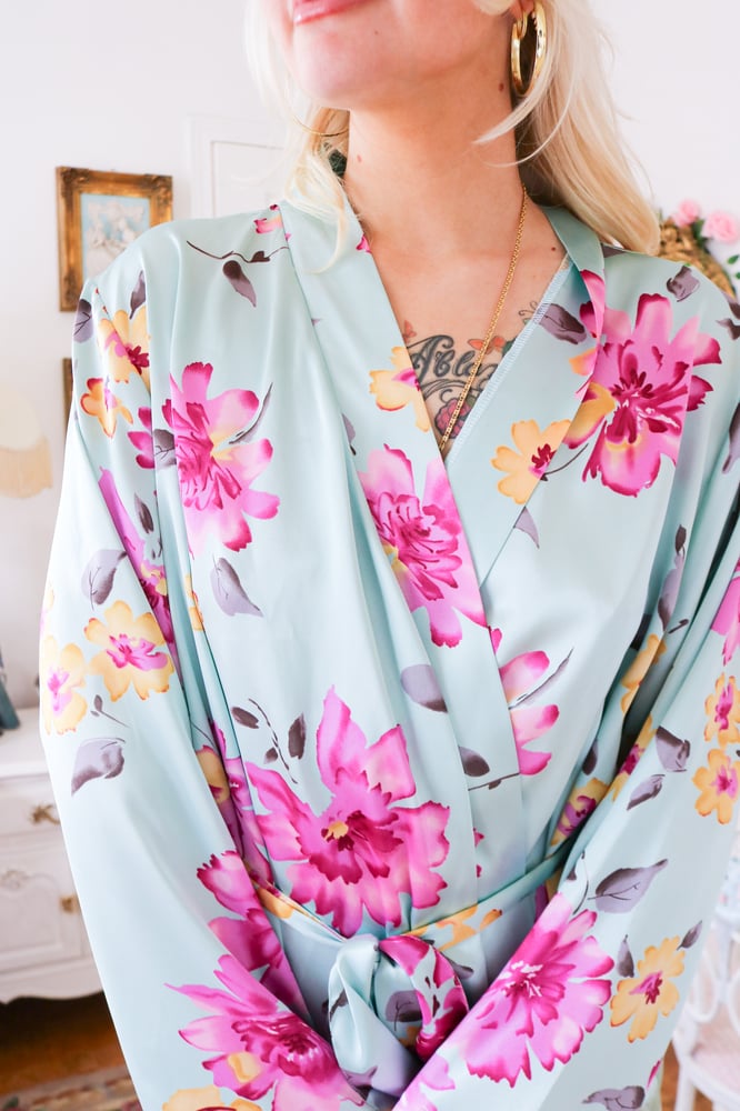 Image of Y2K Jessica L Pastel Blue Springtime Floral Robe (2X)