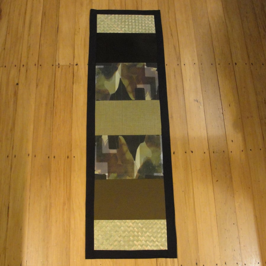 Image of Meander- stylish abstract runner