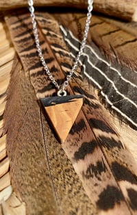 Triangolo Cala Carbò - Collana in Legno e Resina