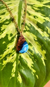 Goccia Cala Xarraca - Collana Artigianale in Legno e Resina