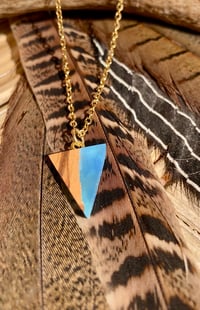 Triangolo Cala Saladeta - Collana Artigianale in Legno e Resina