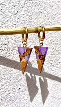 Triangolo Cala D'Hort - Orecchini Artigianali in Legno e Resina