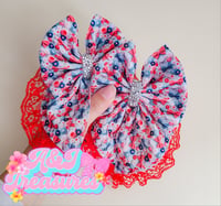 Dainty bow piggies