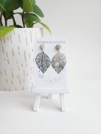 Image 2 of Sandbar Marble Silver Leafs