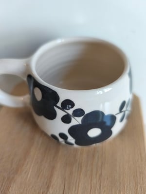 Image of     Petite  tasse ronde fleur noire