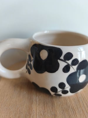 Image of     Petite  tasse ronde fleur noire