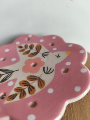 Image of     Porte savon oiseau rose