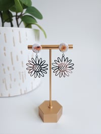 Image 1 of Warm Spring Daisys